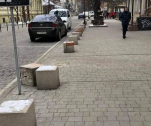На вулиці Шевченка водії вирвали лавки, щоб зробити проїзд автівкам