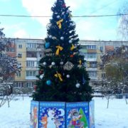 В одному з мікрорайонів Франківська встановили першу новорічну ялинку