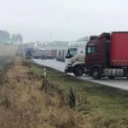 “Тепер “евробляхери” опинилися в полоні”: Дорогу на пропускний пункт Рава-Руська перекрили вантажівки