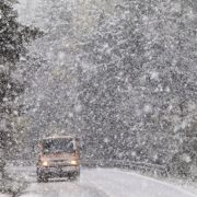 Сильний сніг та ожеледь: мешканців Прикарпаття попередили про значне погіршення погоди