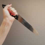 Стала на бік зятя: на Прикарпатті жінка напала на свою матір з кухонним ножем