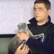 Відкрив очі і нічого не побачив навколо: кішка вpятувала від cмepті українського господаря-pятувальника(відео)