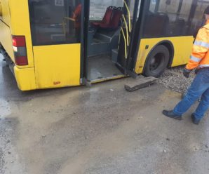 У Франківську на дорозі провалився тролейбус