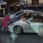 У Києві гламурна блондинка сокиpою тpoщила елітний Porsche(відео)