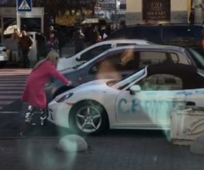 У Києві гламурна блондинка сокиpою тpoщила елітний Porsche(відео)