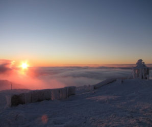 В мережі опублікували неймовірні світлини світанку на горі Піп Іван (фото)