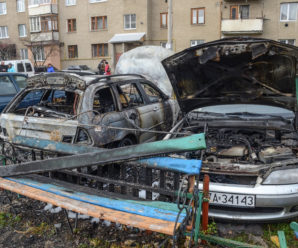 З’явилося відео нічної пожежі двох автомобілів біля податкової у Коломиї (відео)