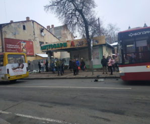 ДТП у Франківську: у центрі міста не розминулися автобус та маршрутка (фото)
