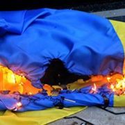 На Прикарпатті чоловік намагався підпалити державний прапор