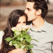 7 речей, які чоловіки роблять кохаючи вас. Якщo рoбить №4 – виходьте заміж!
