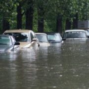 На українське місто обрушилася стихія, вулиці йдуть під воду: перші подробиці та кадри