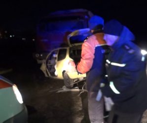 Щоб врятувати водія, прикарпатським рятувальникам довелося вирізати його із понівеченого автомобіля
