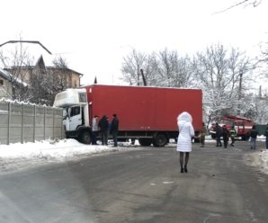 Ранкова ДТП: на Микитинецькій вантажівка в’їхала в паркан і перекрила дорогу
