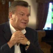”Не може рухатися”: Адвокат Януковича прокоментував його стан