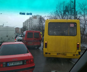 ДТП у Франківську: маршрутка протаранила два буса (фото)