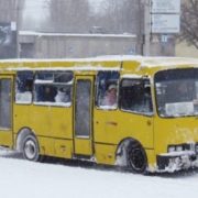 Курйоз: у франківських маршрутках пасажирам на голови падає сніг (фото)