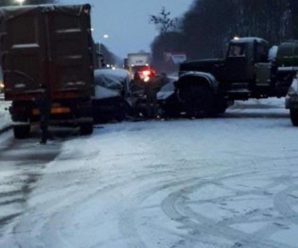 На Львівщині військова вантажівка протаранила автобус. Трьох дітей госпіталізовано (ФОТО)