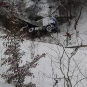 В Делятині вантажівка злетіла з дороги в обрив. Фото