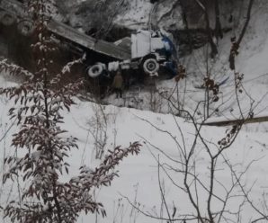 ДТП на Прикарпатті: фура злетіла з дороги у прірву (фото)
