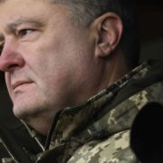 Росія розгорнула навколо України угруповання чисельністю 80 тисяч військовослужбовців – Порошенко