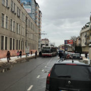 В Івано-Франківську пасажири штовхали тролейбус, щоб зрушити його з місця (фото)