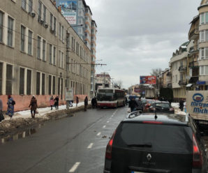 В Івано-Франківську пасажири штовхали тролейбус, щоб зрушити його з місця (фото)