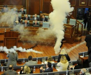У Косові депутати забарикадувалися у стінах парламенту і вимагають приїзду євромісара