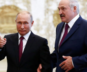Тримався за крісло і стискав кулак: Путін дивно відреагував на промову Лукашенка (відео)