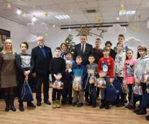 У Франіквську польська делегація вручила подарунки дітям учасників АТО (фото)