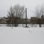 В Івано-Франківську неподалік міського озера споруджують будівельний паркан (фото)