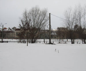 В Івано-Франківську неподалік міського озера споруджують будівельний паркан (фото)