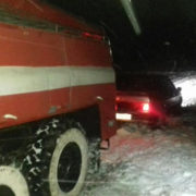 Карети швидких та автобуси: рятувальники на Прикарпатті визволяли людей з снігового полону (фото)