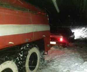 Карети швидких та автобуси: рятувальники на Прикарпатті визволяли людей з снігового полону (фото)