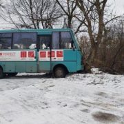 У місті Калуш через ожеледицю пасажирський автобус занесло у дерево