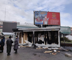 У Франківську біля ЦУМу згорів новий МАФ (фотофакт)
