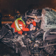 П’яний водій на Mercedes  влетів в автобус: тіло загиблої вагітної пасажирки вирізали з розтрощеного авто (фото, відео 18+)