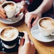Чим замінити каву: які напої бадьорять вранці