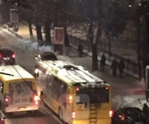 У Івано-Франківську ввечері трапилася ДТП за участю тролейбуса