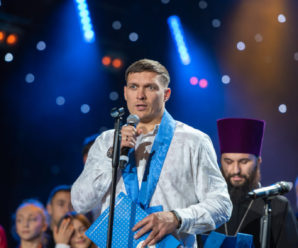Московські попи дали Усику орден (фото)