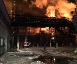 У Калуші рятувальники досі ліквідовують пожежу на заводі “Карпатнафтохім”