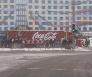 До Франківська приїхала новорічна вантажівка «Coca-Cola» (фото)