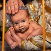 У церкві хрестили немовля, а воно весь час невпинно плакало і противилось. Мама не витримала і підійшла до священика, за мить плакала уже вона