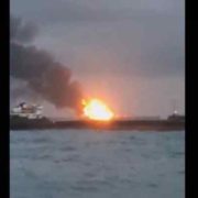 Люди стрибають за борт: Біля Керченської протоки горять два судна, перші подробиці