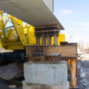 Будівництво Галицького мосту в Пасічну: робітники монтують тротуарну частину (фото)