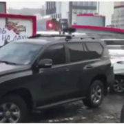 Посунув: водій позашляховика в Києві провчив “героя парковки” (відео)