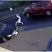 Незламна дівчинка після удару автомобілем просто побігла додому: відео