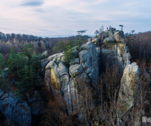 Франківський фотограф оприлюднив вражаючі кадри скель Довбуша з висоти пташиного польоту (фото)
