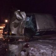 На Прикарпатті водій врізався у рекламний щит, пасажир загинув. ФОТО