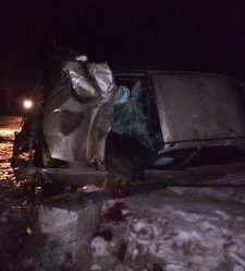 На Прикарпатті водій врізався у рекламний щит, пасажир загинув. ФОТО