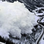 У Карпатах на трасу Мукачеве – Рогатин – Львiв зійшла снігова лавина (фото)